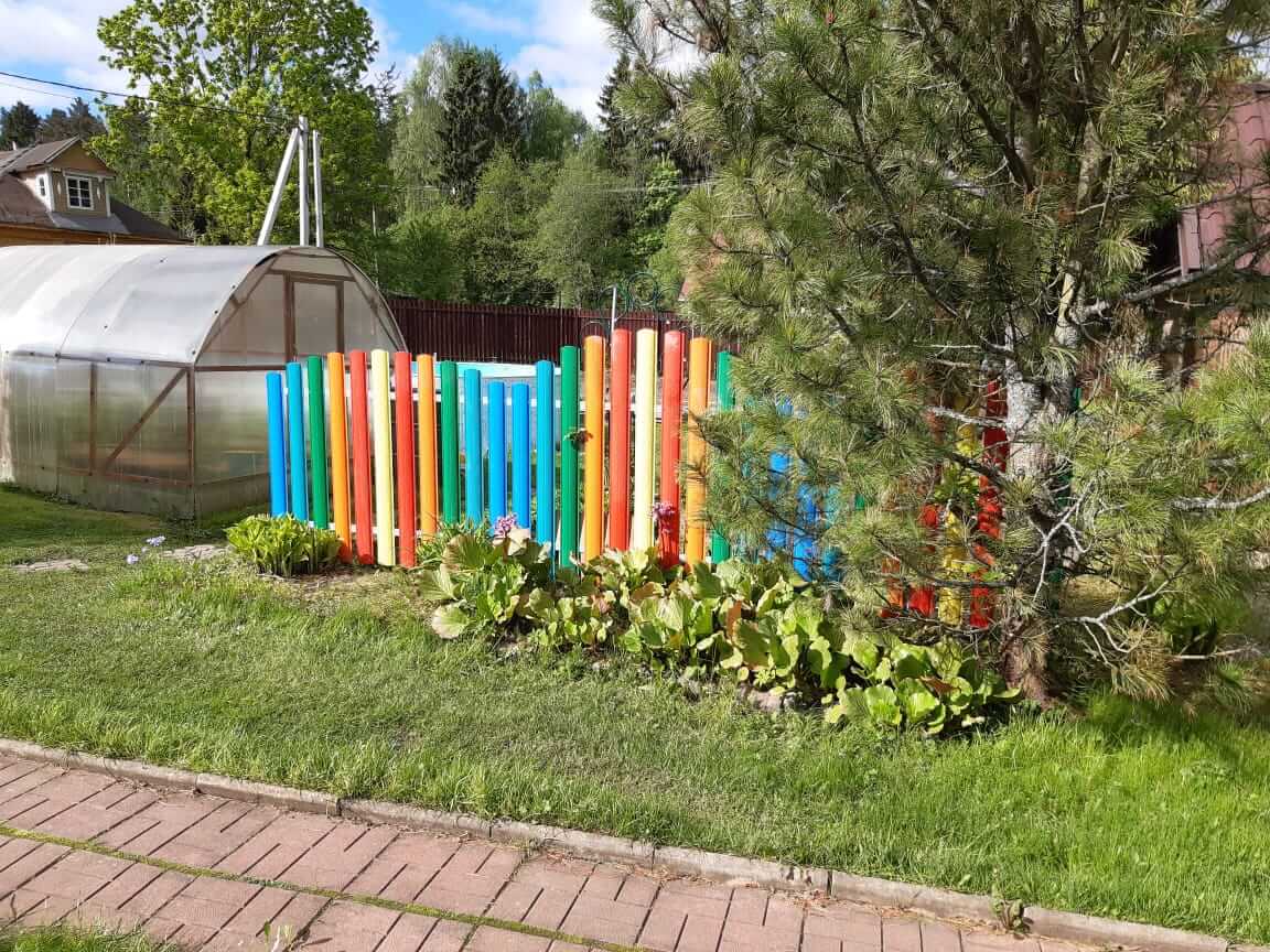 забор из разноцветного штакетника односторонний фото1 в Новороссийске