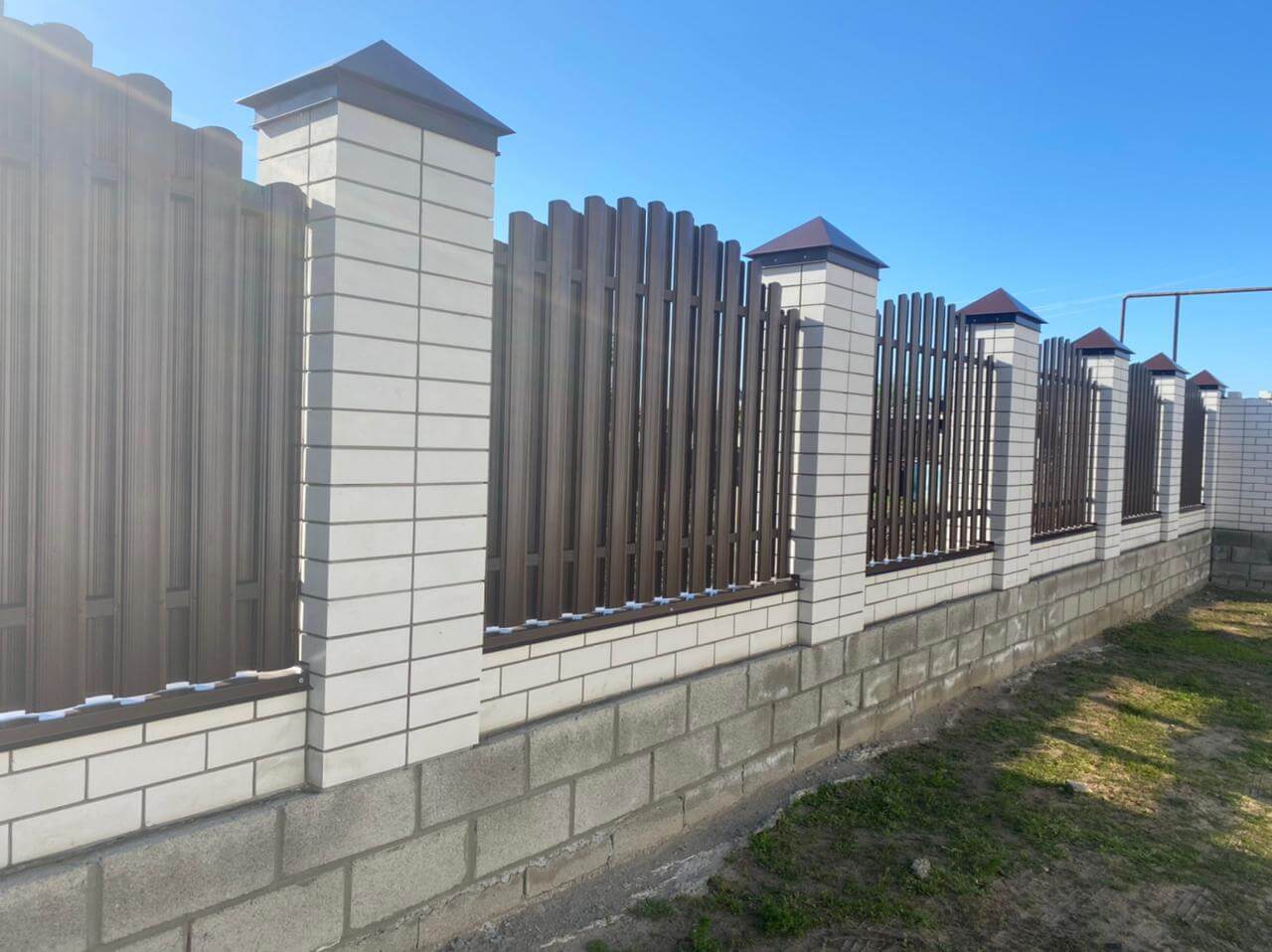 zabor-iz-shtaketnika-ral8017-shokolad-foto1 в Новороссийске