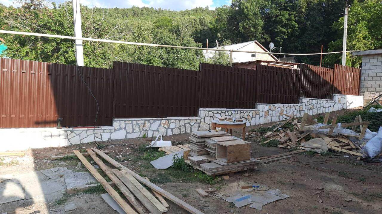 забор из штакетника шоколад двухсторонний фото1 в Новороссийске