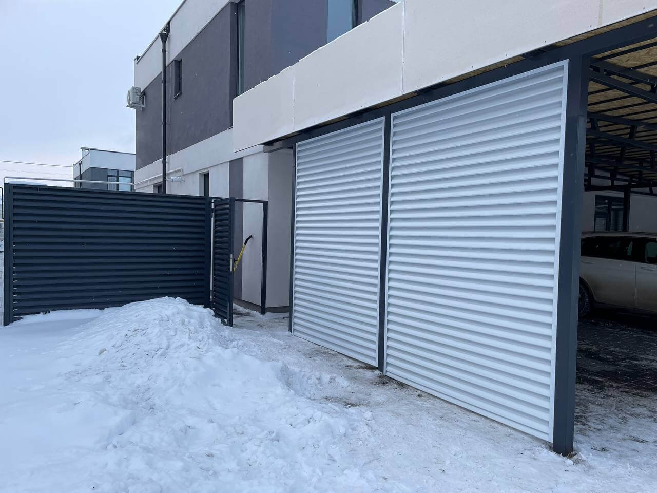 Парковочное место из ламелей Еврожалюзи RAL9003/9003 Белый двусторонний фото 1 в Новороссийске