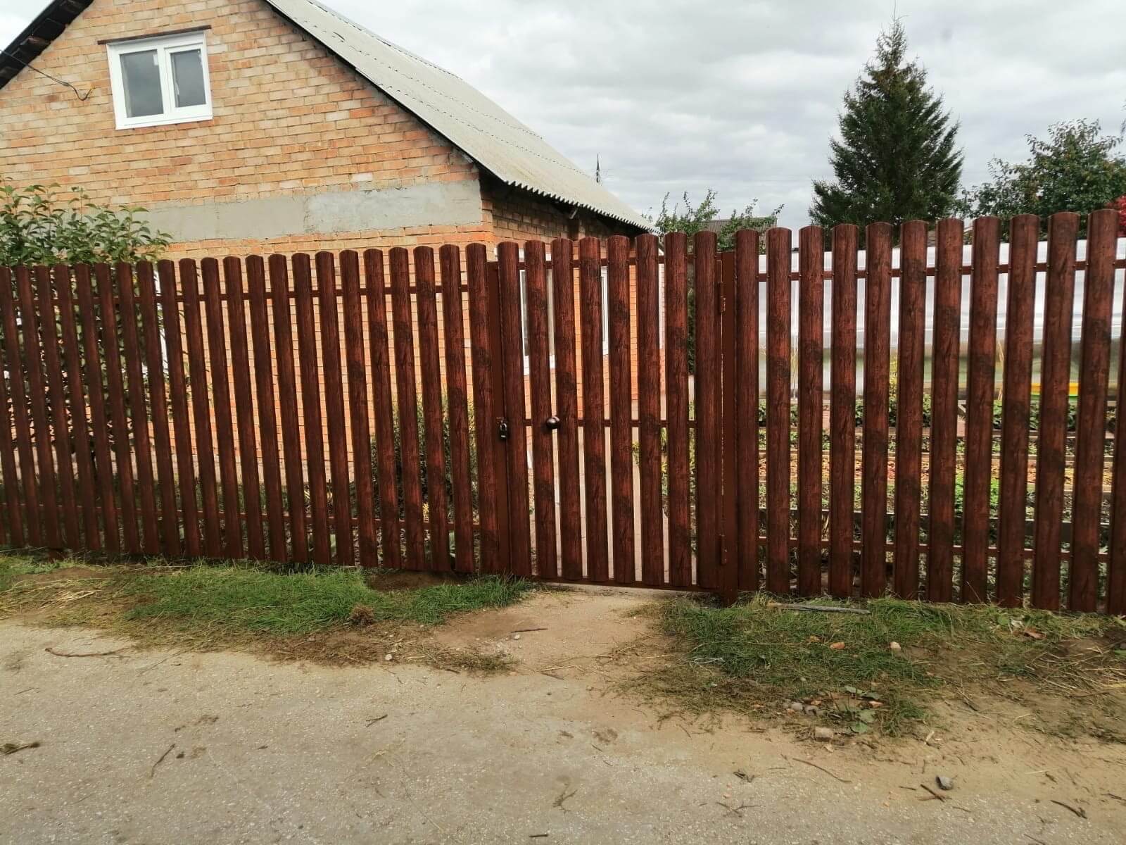 Забор из Евроштакетника 42м в покрытии под дерево SteelArt Античный Дуб в Новороссийске
