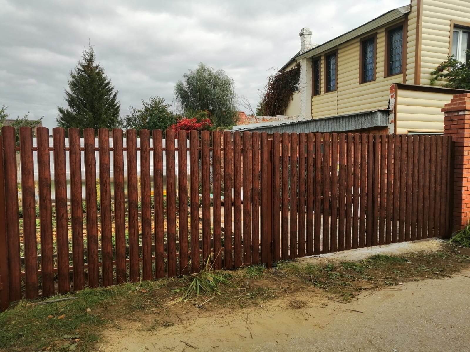 Забор из Евроштакетника 42м в покрытии под дерево SteelArt Античный Дуб фото 2 в Новороссийске