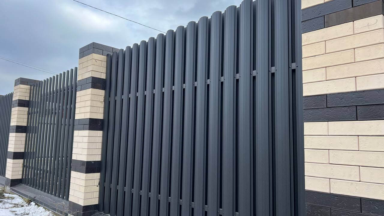 Забор из металлического штакетника RAL9005 Черный МАТТЕ фото 4 в Новороссийске