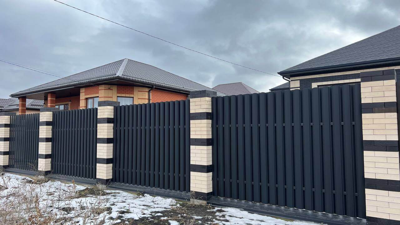 Забор из металлического штакетника RAL9005 Черный МАТТЕ в Новороссийске