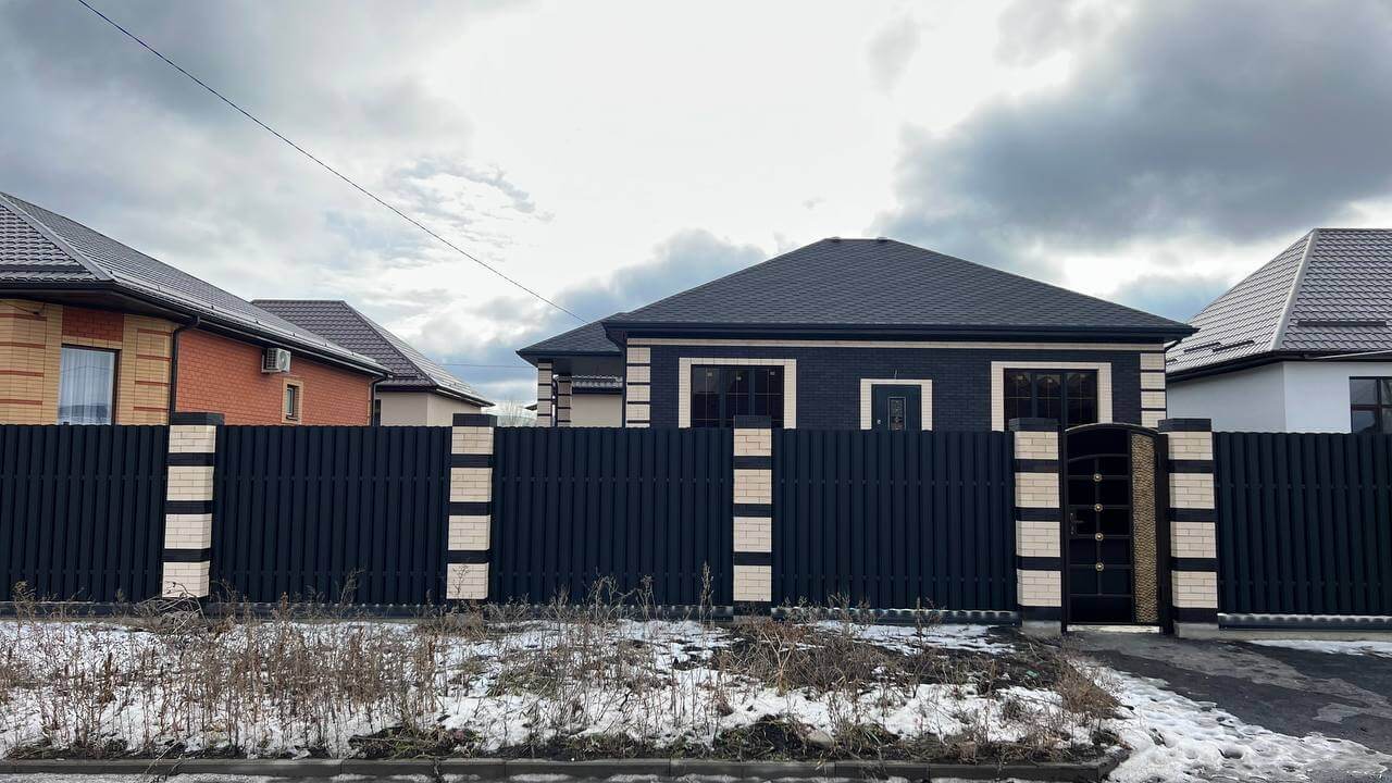 Забор из металлического штакетника RAL9005 Черный МАТТЕ фото 3 в Новороссийске