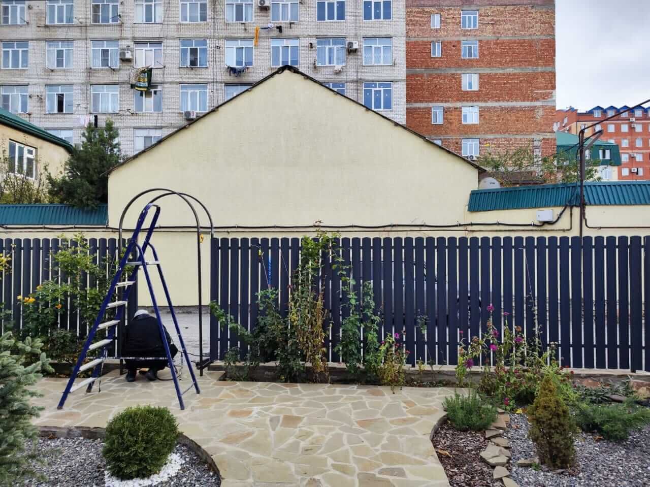 Забор из металлоштакетника RAL7024/7024 Серый Графит двусторонний матовый фото 4 в Новороссийске