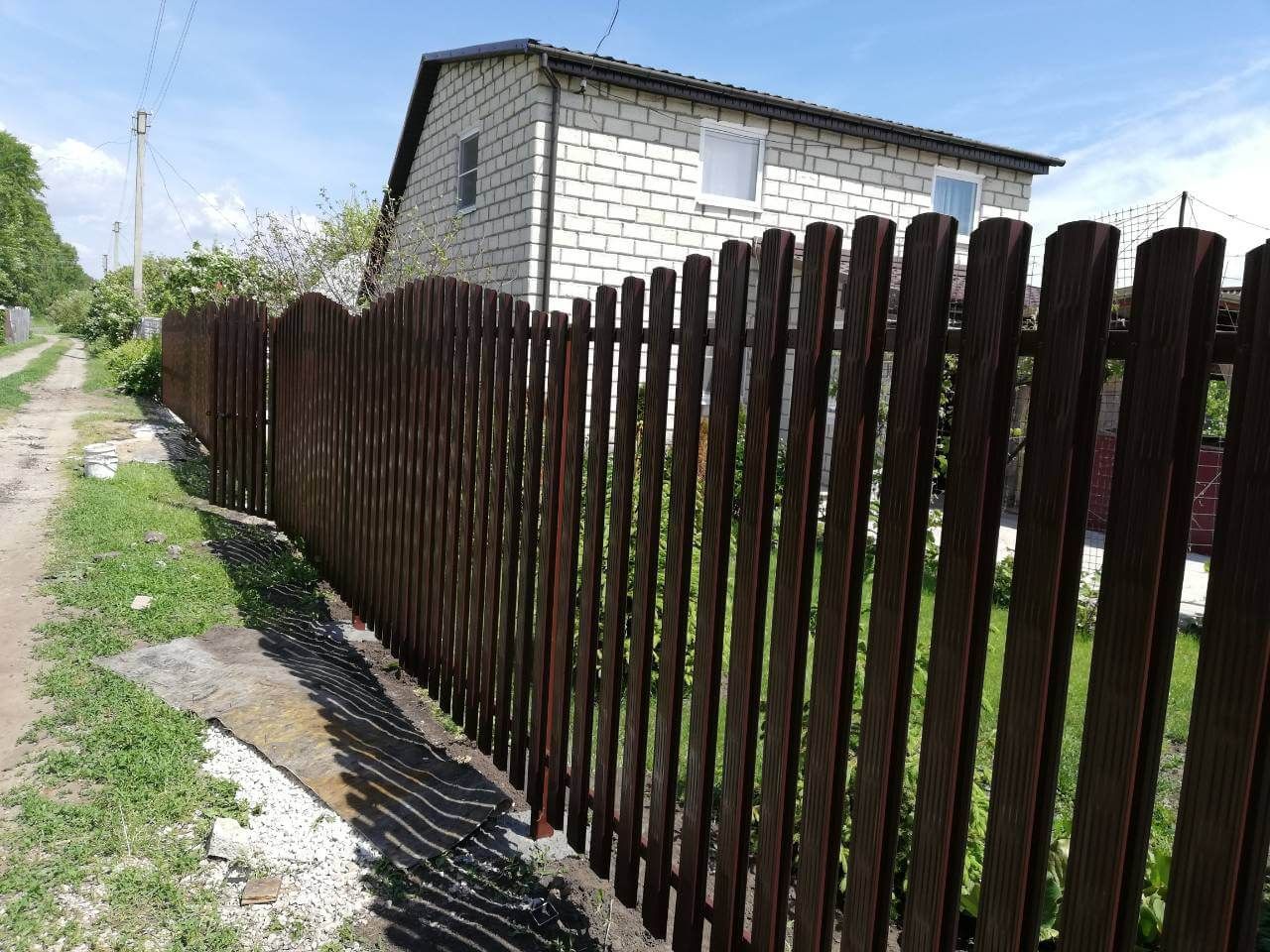 Забор из евроштакетника Плетенка 19м RAL8017 Шоколад в Новороссийске