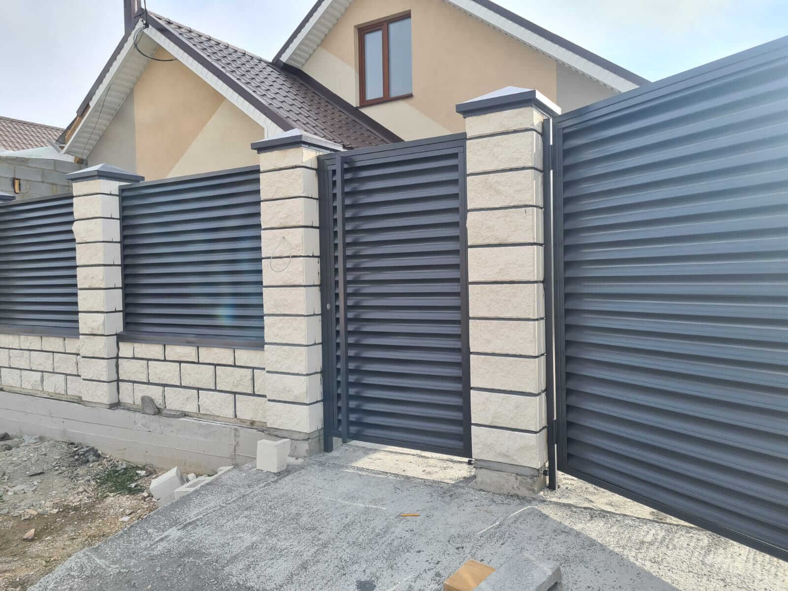 Забор из ламелей Еврожалюзи 38м RAL7024/7024 Серый Графит двусторонний фото 1 в Новороссийске