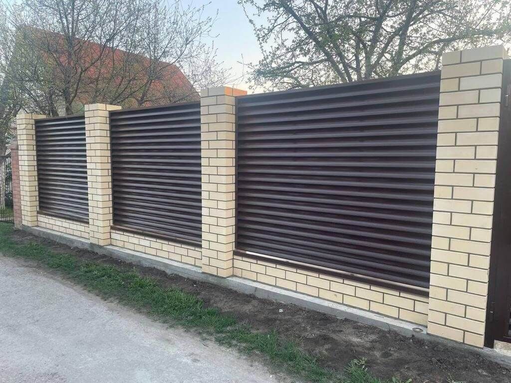 Забор c ламелями Еврожалюзи 23м RAL8017/8017 Шоколад 2-х сторонний фото 3 в Новороссийске