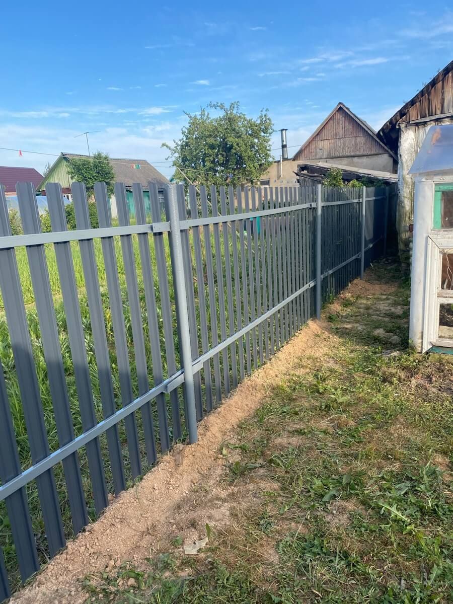 Забор из п-образного штакетника 15м RAL7024/7024 Серый Графит двусторонний в Новороссийске