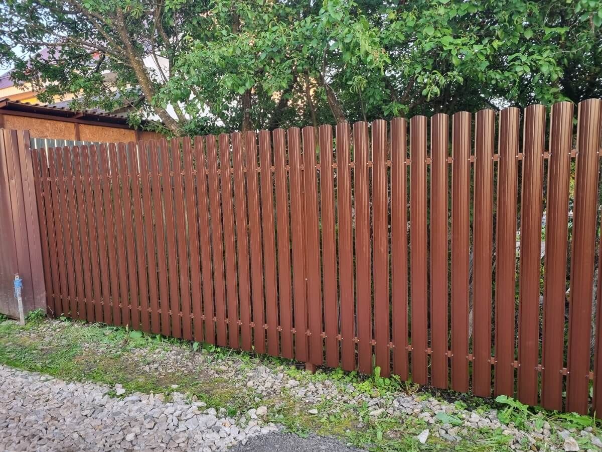 Забор из полукруглого штакетника 16м RAL8017/RAL8017 Шоколад 2-х сторонний в Новороссийске