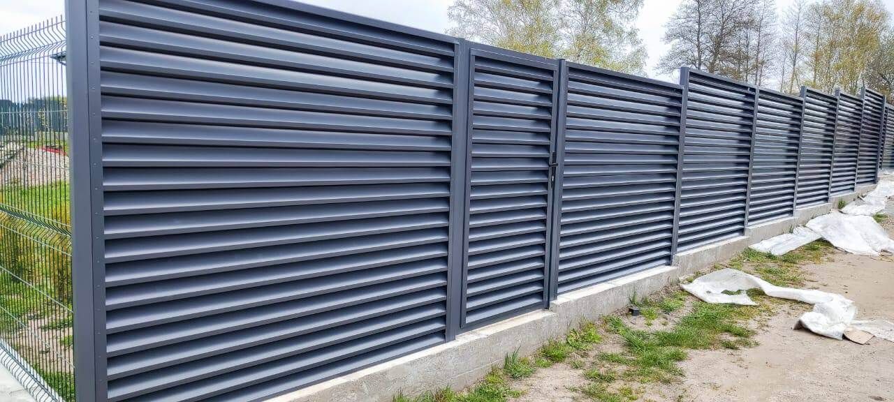 Забор-жалюзи из ламелей ЭКО-Z 24м RAL7024 Серый Графит фото 2 в Новороссийске