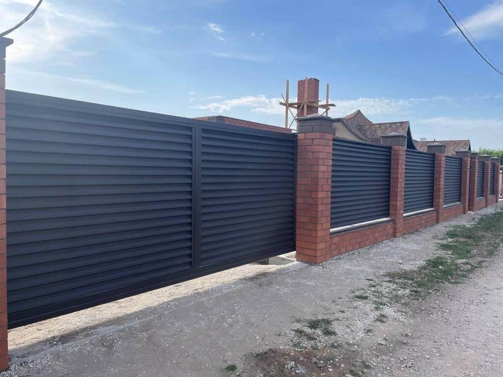 Забор из ламелей еврожалюзи 21м RAL8019/8019 Темный Шоколад МАТТЕ двухсторонний в Новороссийске