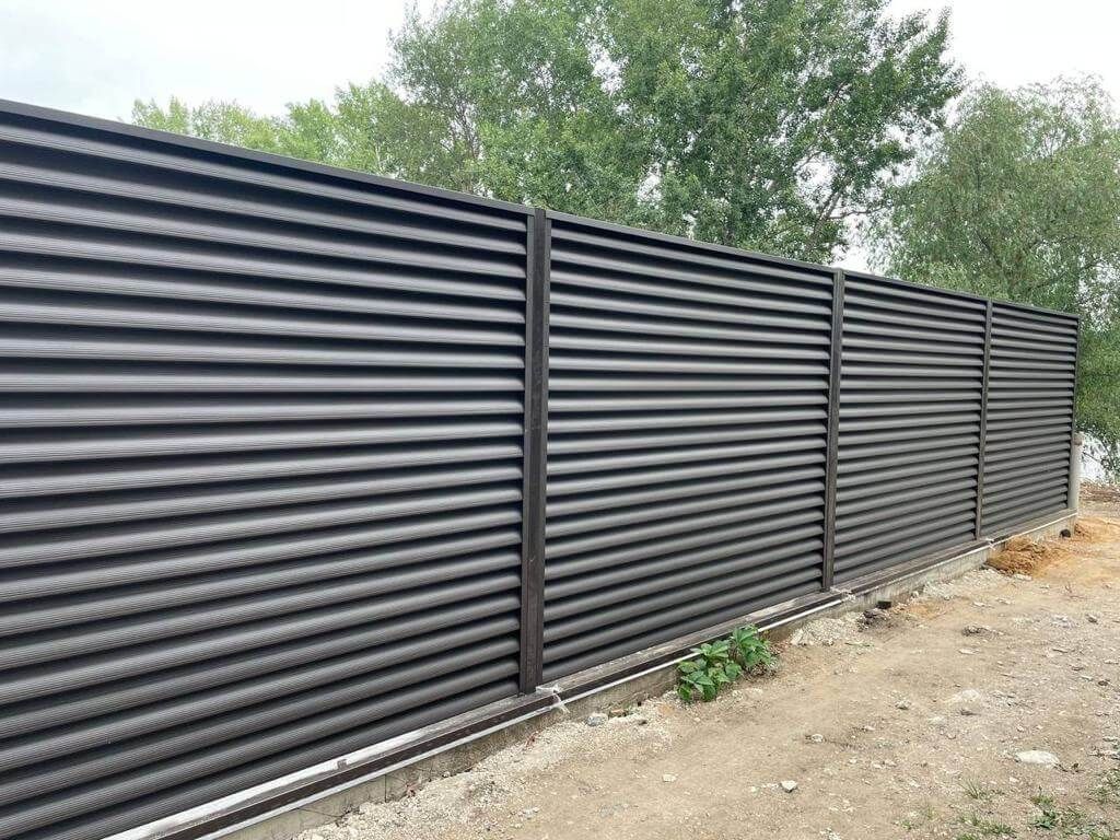 Забор-жалюзи с ламелями еврожалюзи 29м RAL8019/8019 Темный Шоколад МАТТЕ двухсторонний фото 2 в Новороссийске
