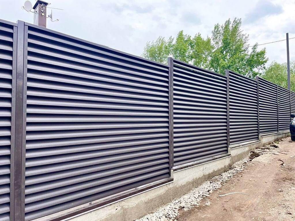 Забор-жалюзи с ламелями еврожалюзи 29м RAL8019/8019 Темный Шоколад МАТТЕ двухсторонний в Новороссийске