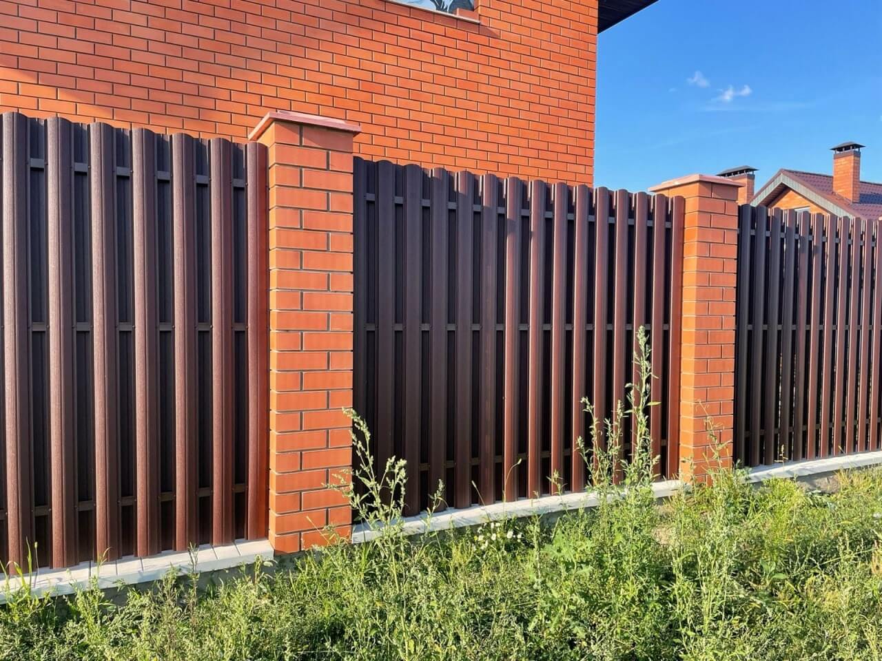 Забор из фигурного штакетника 23м RAL8017/8017 Шоколад двусторонний фото 3 в Новороссийске