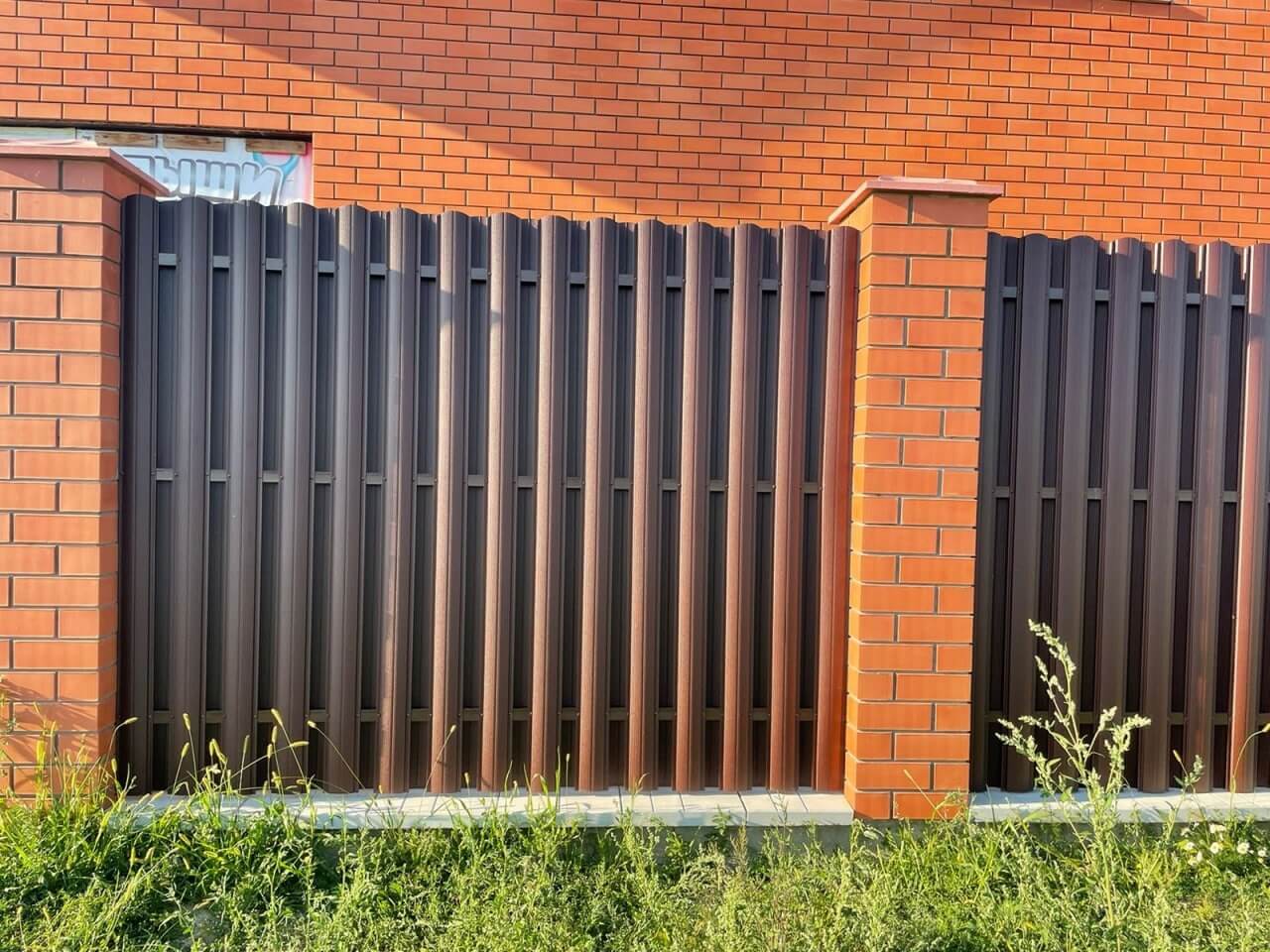 Забор из фигурного штакетника 23м RAL8017/8017 Шоколад двусторонний фото 1 в Новороссийске