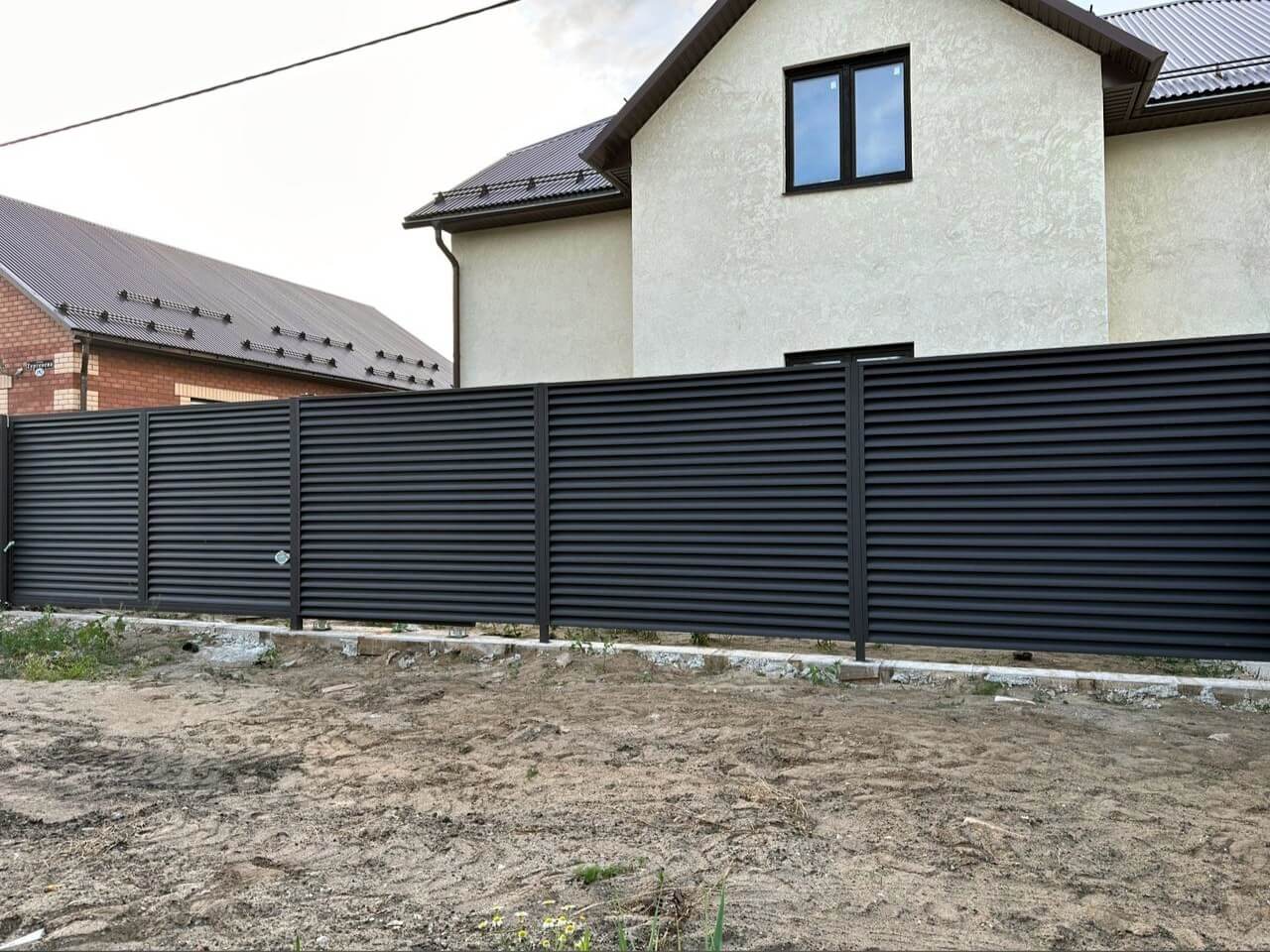Забор с ламелями еврожалюзи 18м RAL8019/8019 Темный Шоколад МАТТЕ двусторонний фото 1 в Новороссийске