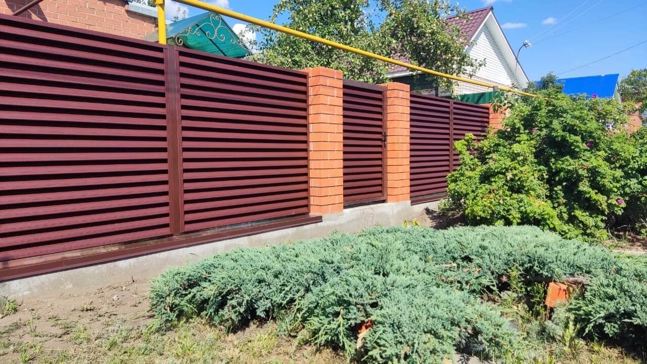 Забор-жалюзи из ламелей Еврожалюзи 20м RAL8017 Шоколад фото 1 в Новороссийске