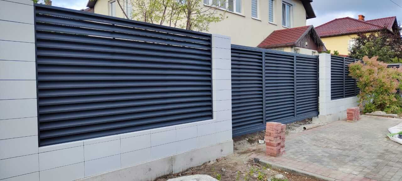 Забор-жалюзи из ламелей ЭКО-Z 17м RAL7024 Серый Графит фото 2 в Новороссийске