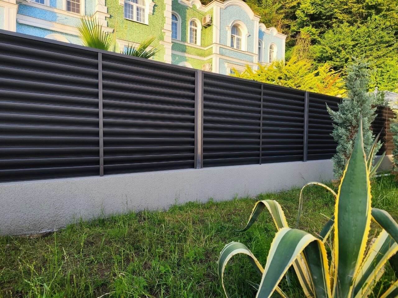 Забор-жалюзи из ламелей еврожалюзи 24м RAL7024 Серый Графит фото 5 в Новороссийске