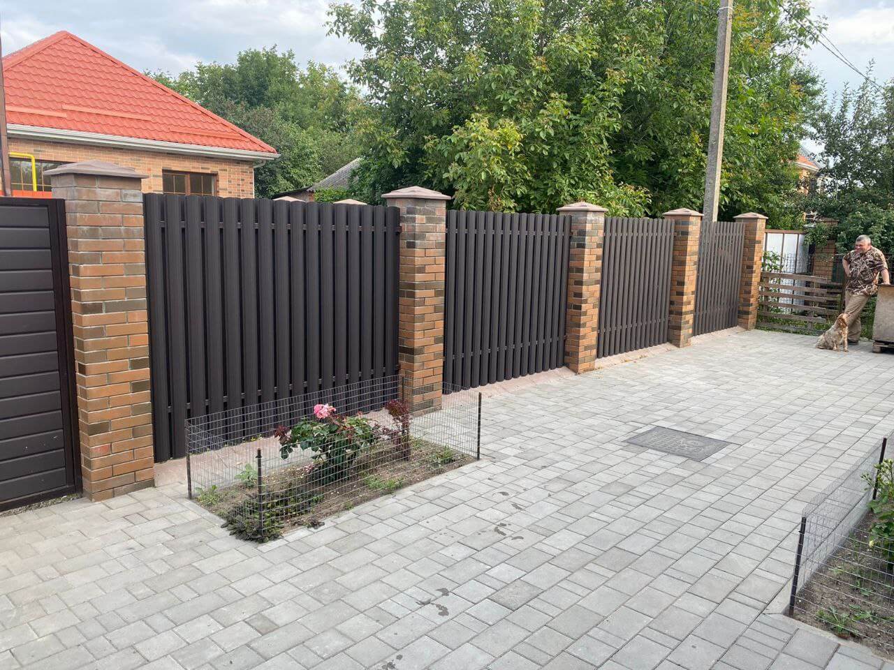 Забор из штакетника полукруглого 22м RAL8019 Темный Шоколад МАТТЕ фото 3 в Новороссийске