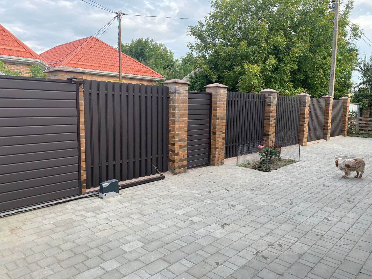 Забор из штакетника полукруглого 22м RAL8019 Темный Шоколад МАТТЕ фото 2 в Новороссийске