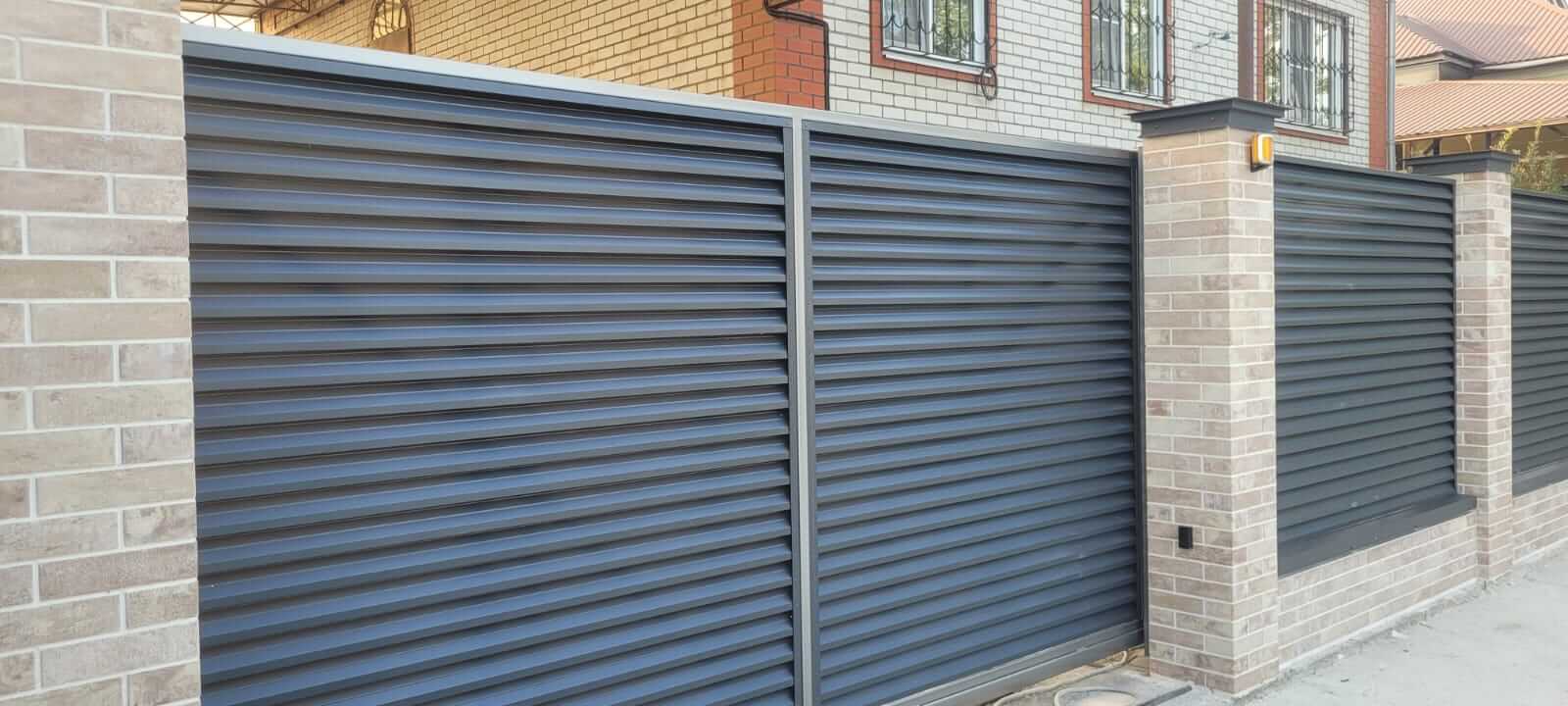 Забор-жалюзи с ламелями ЭКО-Z US усиленные 20м RAL7024/7024 Серый Графит двусторонний МАТТЕ фото 9 в Новороссийске