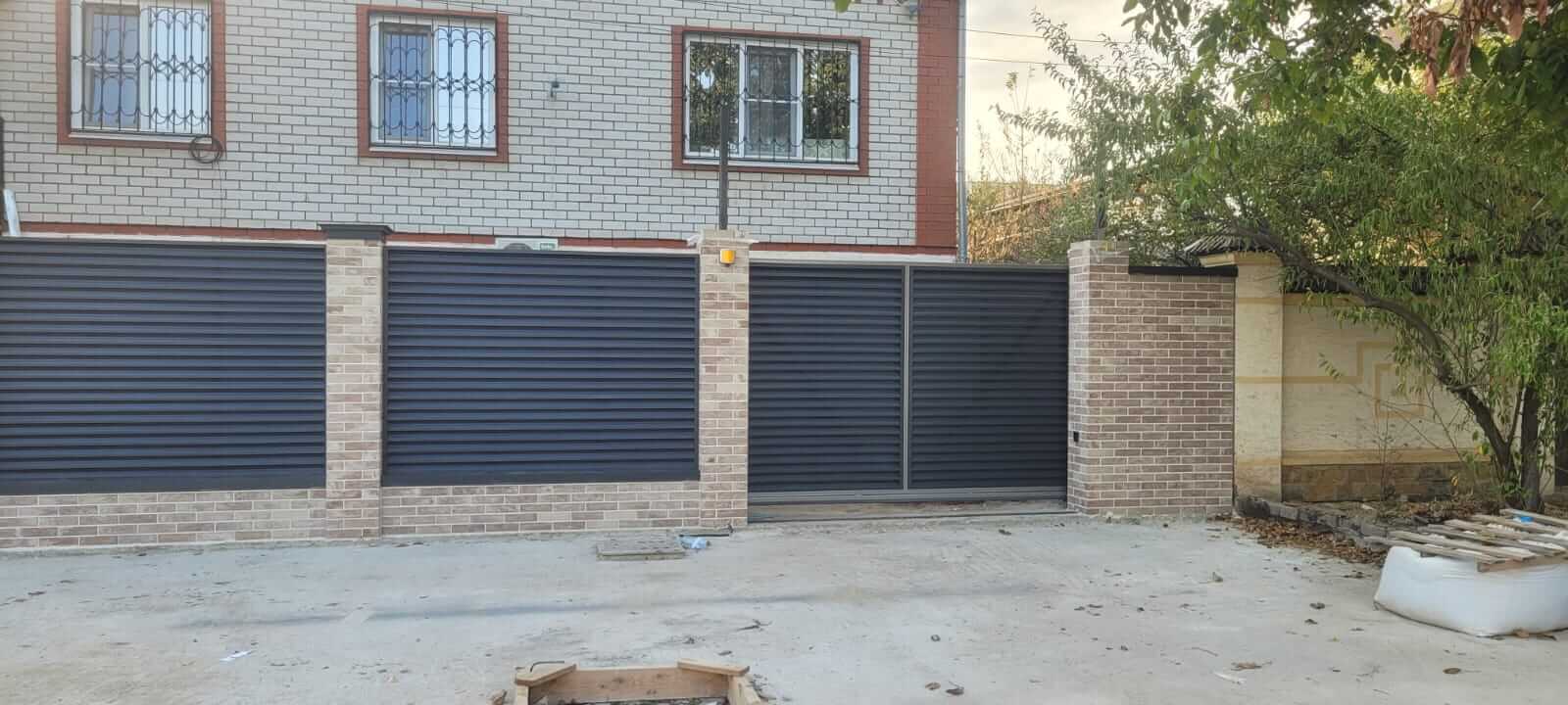 Забор-жалюзи с ламелями ЭКО-Z US усиленные 20м RAL7024/7024 Серый Графит двусторонний МАТТЕ фото 2 в Новороссийске