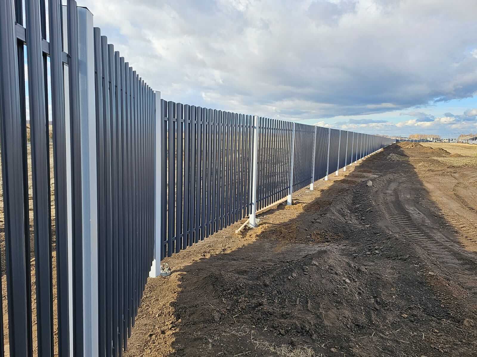 Забор из евроштакетника 234м RAL7024/7024 Серый Графит двусторонний фото 4 в Новороссийске