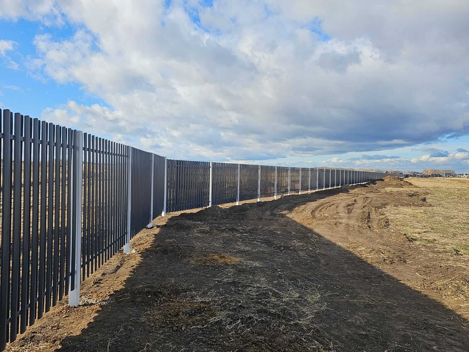 Забор из евроштакетника 234м RAL7024/7024 Серый Графит двусторонний фото 3 в Новороссийске