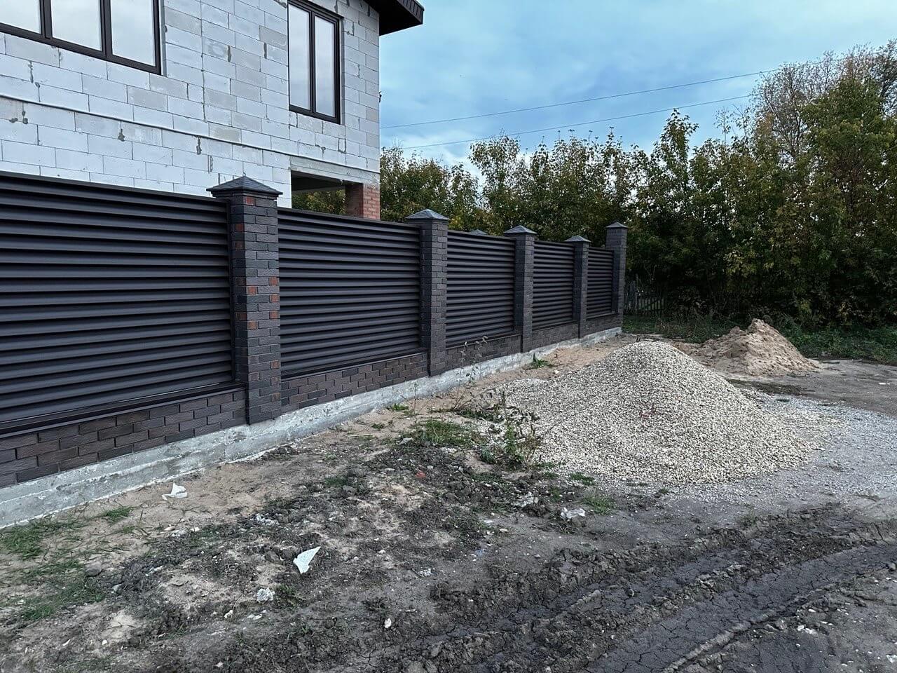 Забор из ламелей Еврожалюзи 38м RAL8019/8019 Темный Шоколад двусторонний MATTE фото 4 в Новороссийске