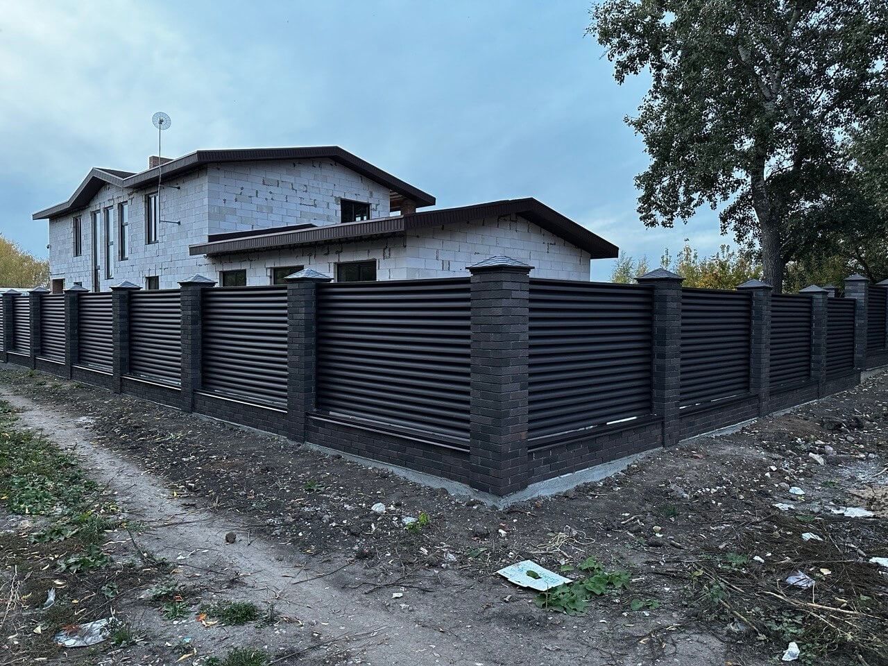 Забор из ламелей Еврожалюзи 38м RAL8019/8019 Темный Шоколад двусторонний MATTE фото 2 в Новороссийске