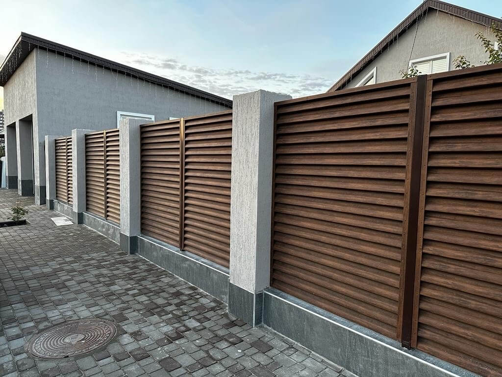 Забор-жалюзи из ламелей Еврожалюзи 23м Каштан Printech фото 2 в Новороссийске