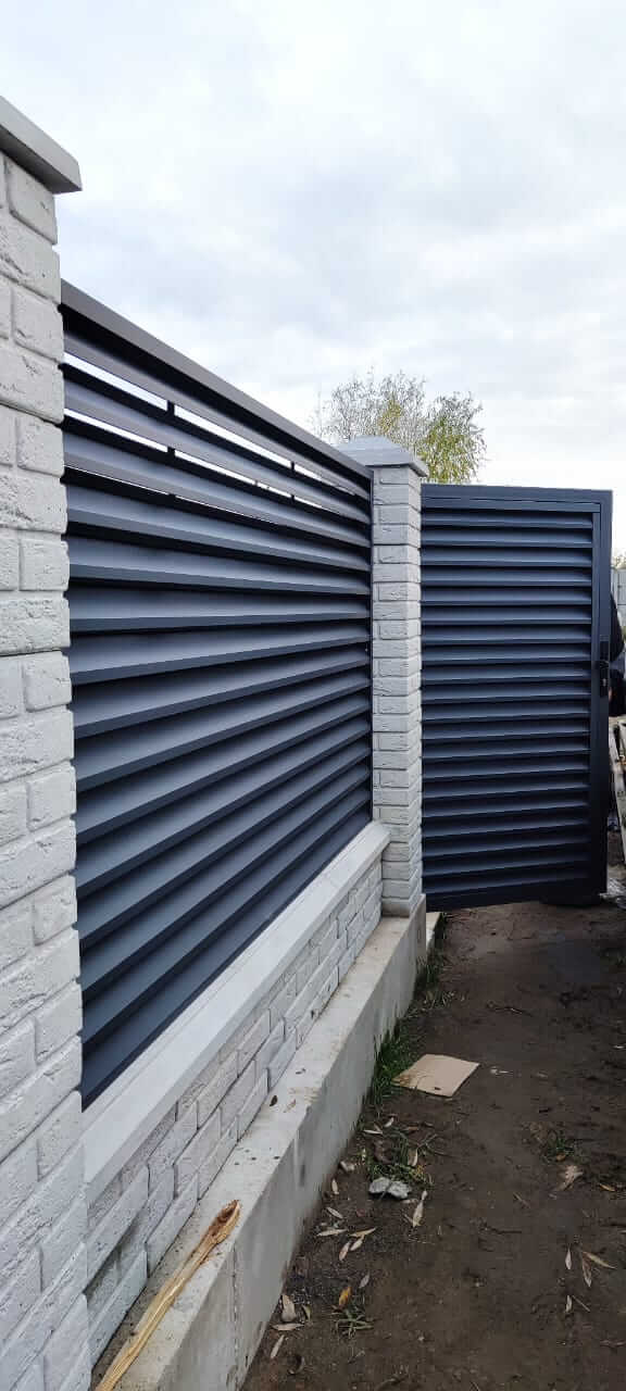 Забор-жалюзи из ламелей ЭКО-Z 32м RAL7024 Серый Графит МАТТЕ фото 4 в Новороссийске