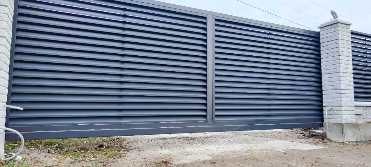 Забор-жалюзи из ламелей ЭКО-Z 32м RAL7024 Серый Графит МАТТЕ фото 3 в Новороссийске