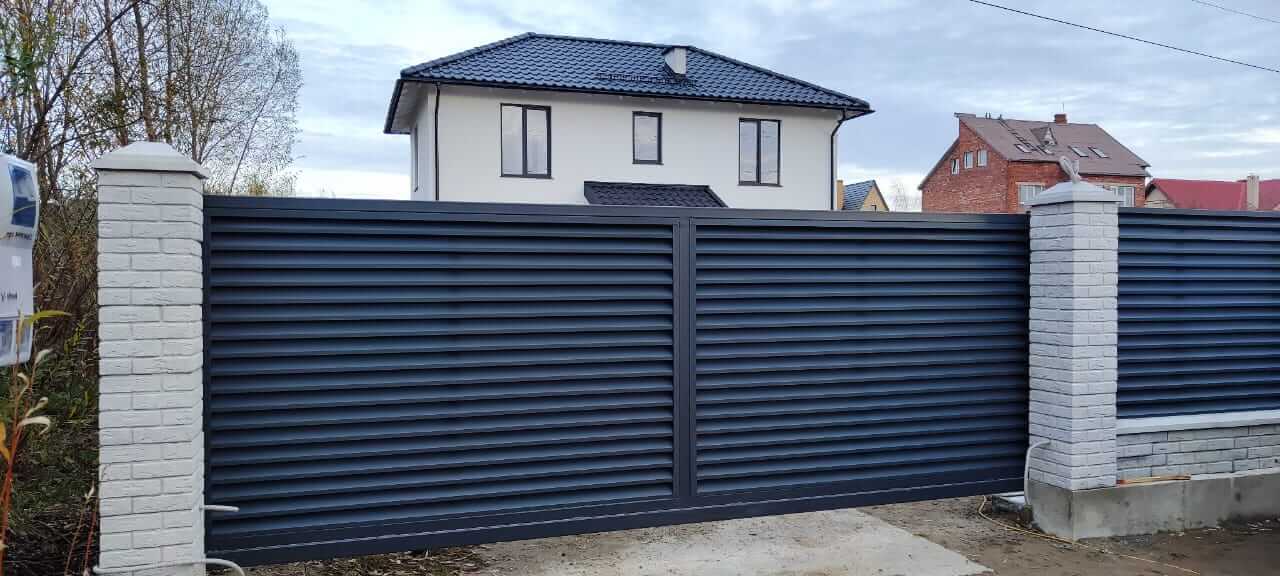 Забор-жалюзи из ламелей ЭКО-Z 32м RAL7024 Серый Графит МАТТЕ фото 2 в Новороссийске