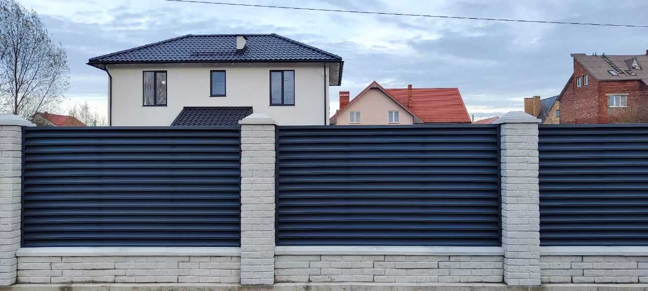 Забор-жалюзи из ламелей ЭКО-Z 32м RAL7024 Серый Графит МАТТЕ в Новороссийске