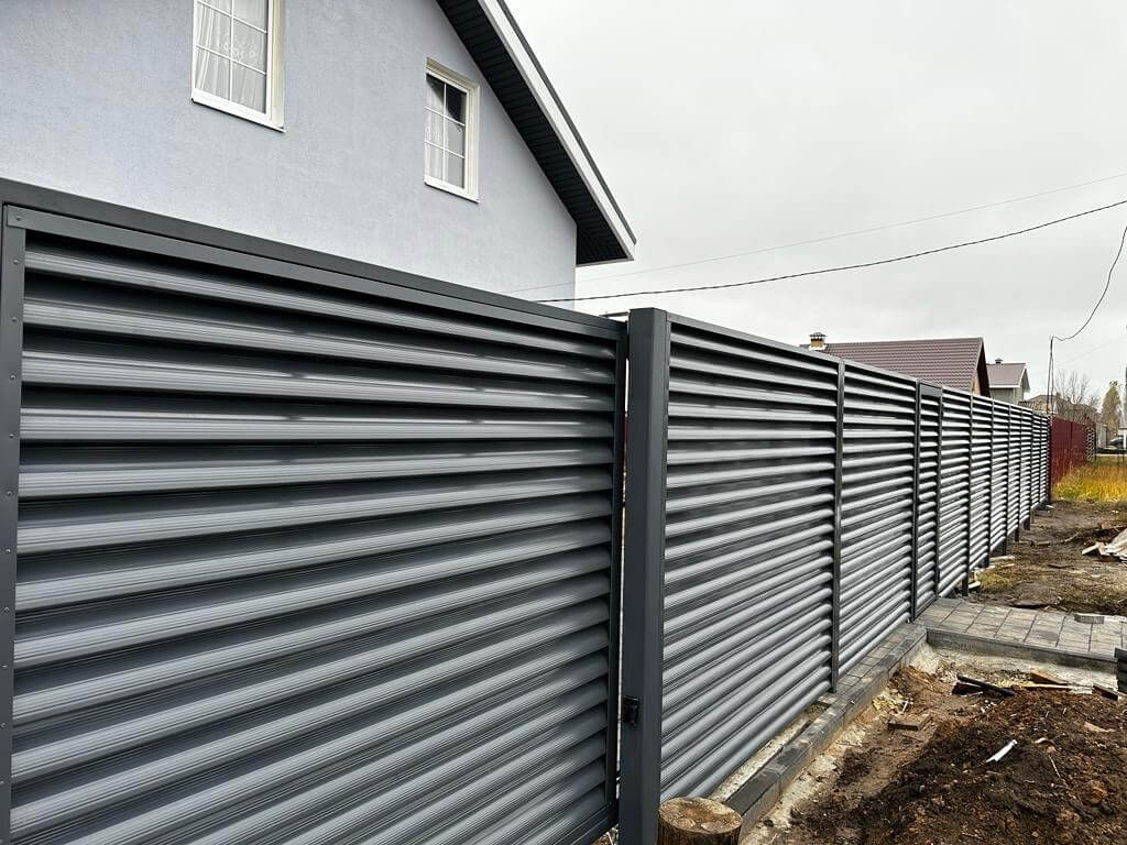 Забор-жалюзи из ламелей Еврожалюзи 28м RAL7024/7024 Серый Графит двусторонний фото 4 в Новороссийске