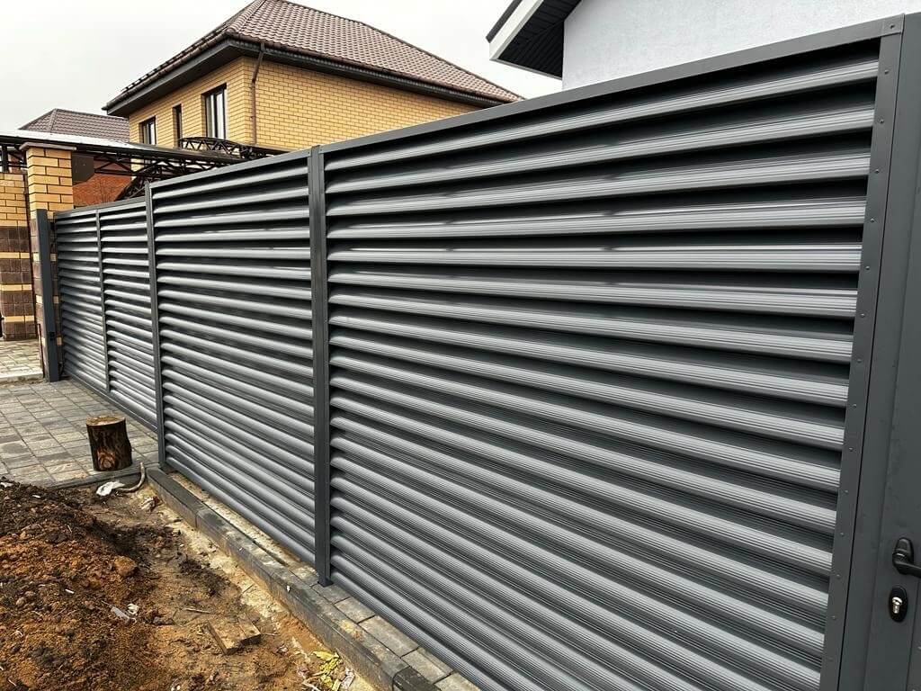 Забор-жалюзи из ламелей Еврожалюзи 28м RAL7024/7024 Серый Графит двусторонний фото 2 в Новороссийске