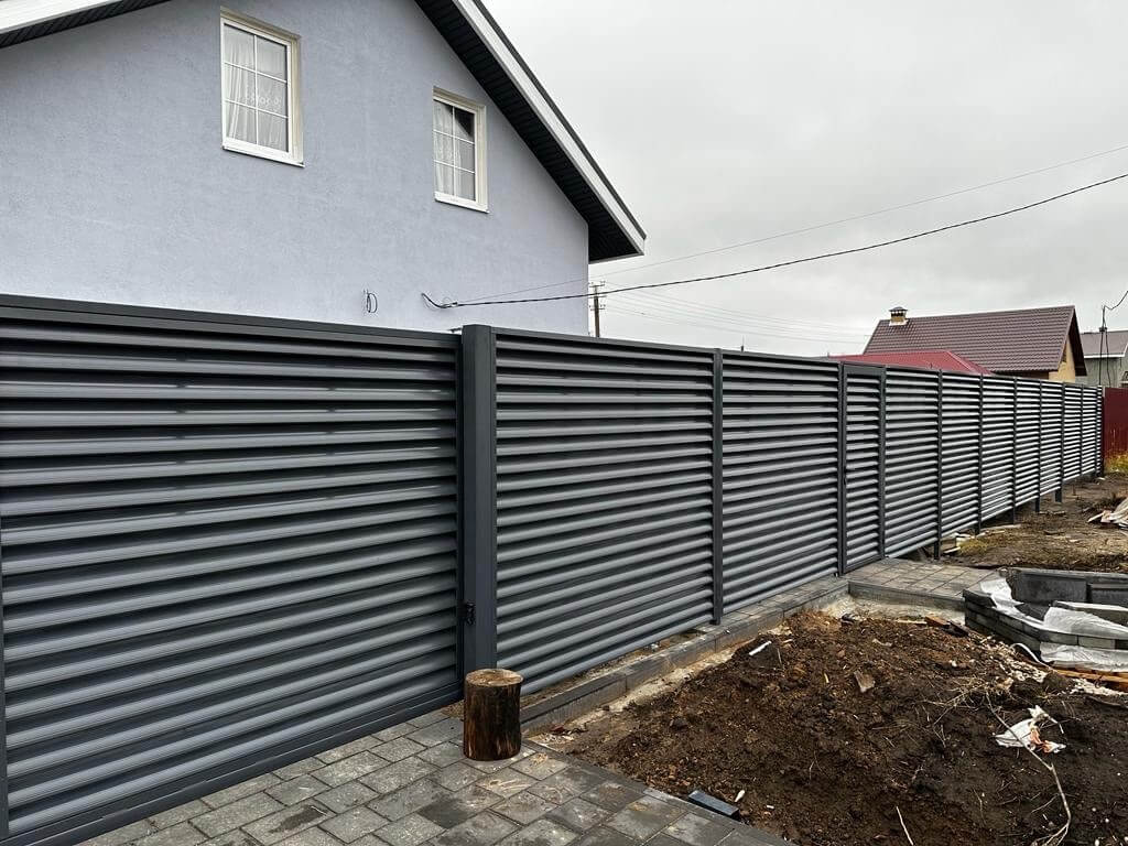 Забор-жалюзи из ламелей Еврожалюзи 28м RAL7024/7024 Серый Графит двусторонний в Новороссийске