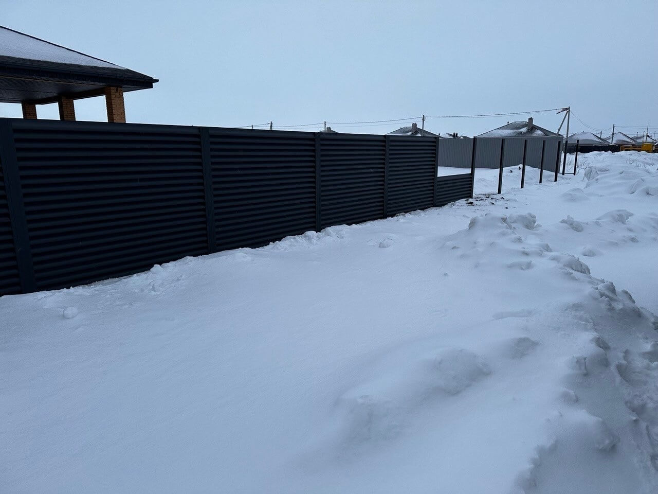 Забор-жалюзи из ламелей еврожалюзи 57м RAL7024 Серый Графит МАТТЕ фото 6 в Новороссийске