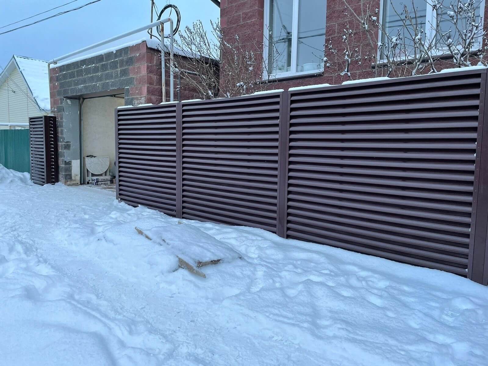Забор из ламелей еврожалюзи 38м RAL8017/8017 Шоколад двусторонний фото 5 в Новороссийске