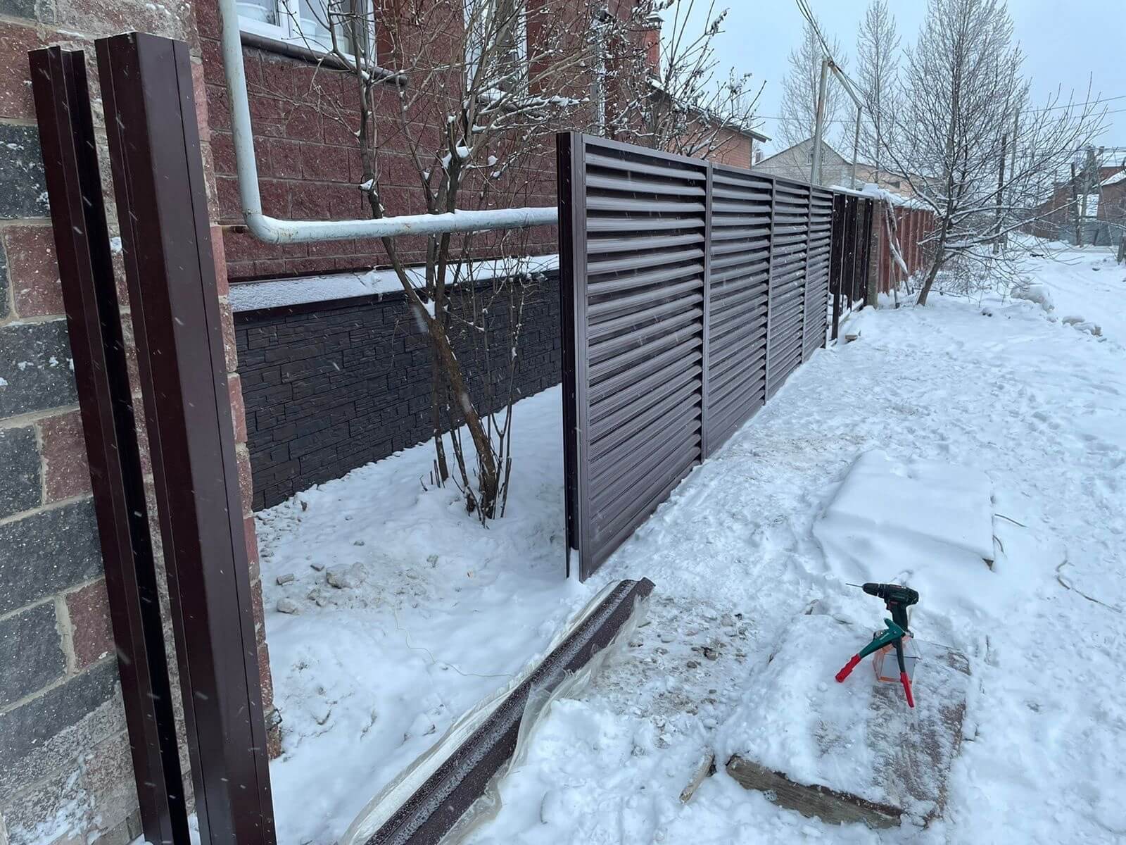 Забор из ламелей еврожалюзи 38м RAL8017/8017 Шоколад двусторонний фото 4 в Новороссийске