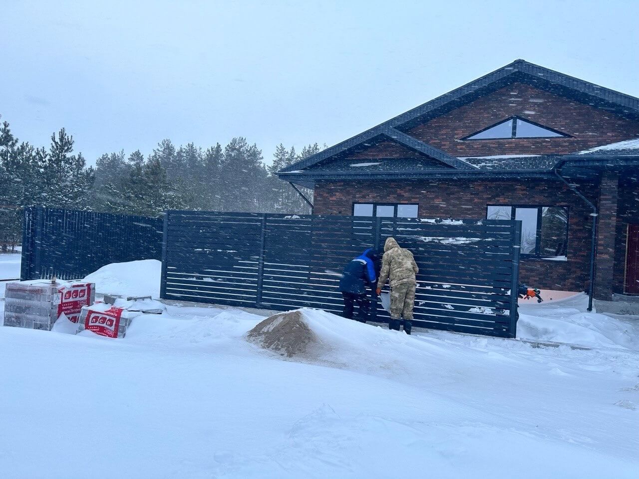 Забор-ранчо из металлопланкена 26м RAL7024 Серый Графит МАТТЕ фото 1 в Новороссийске