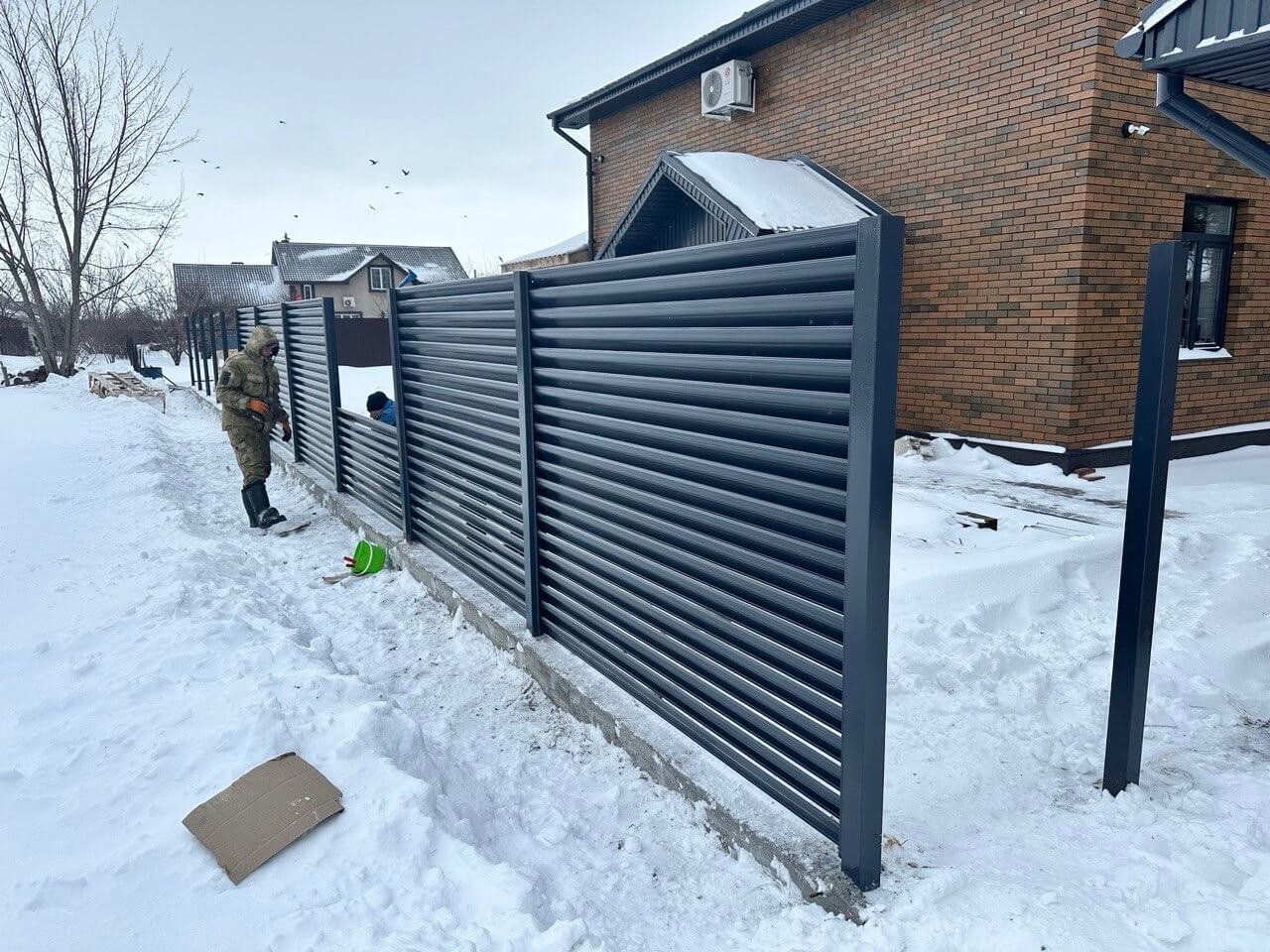 Забор-жалюзи из ламелей Еврожалюзи 32м RAL7024/7024 Серый Графит двусторонний фото 2 в Новороссийске