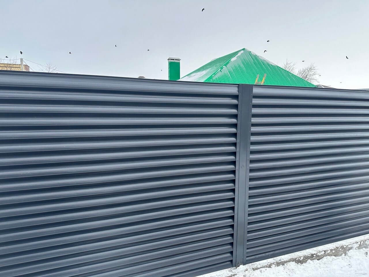 Забор-жалюзи из ламелей Еврожалюзи 32м RAL7024/7024 Серый Графит двусторонний в Новороссийске