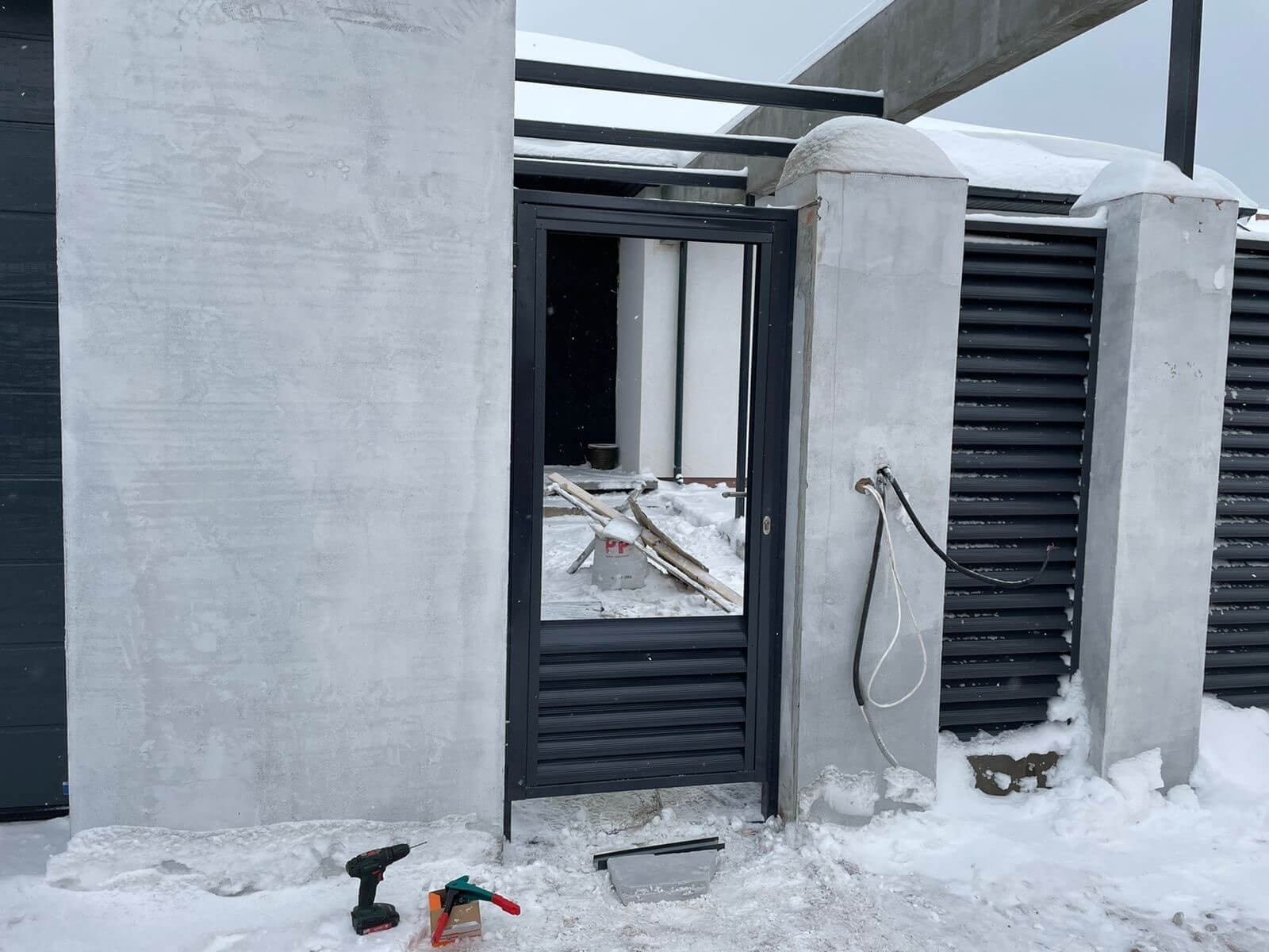 Забор из ламелей еврожалюзи 28м RAL7024/7024 Серый Графит двусторонний фото 2 в Новороссийске