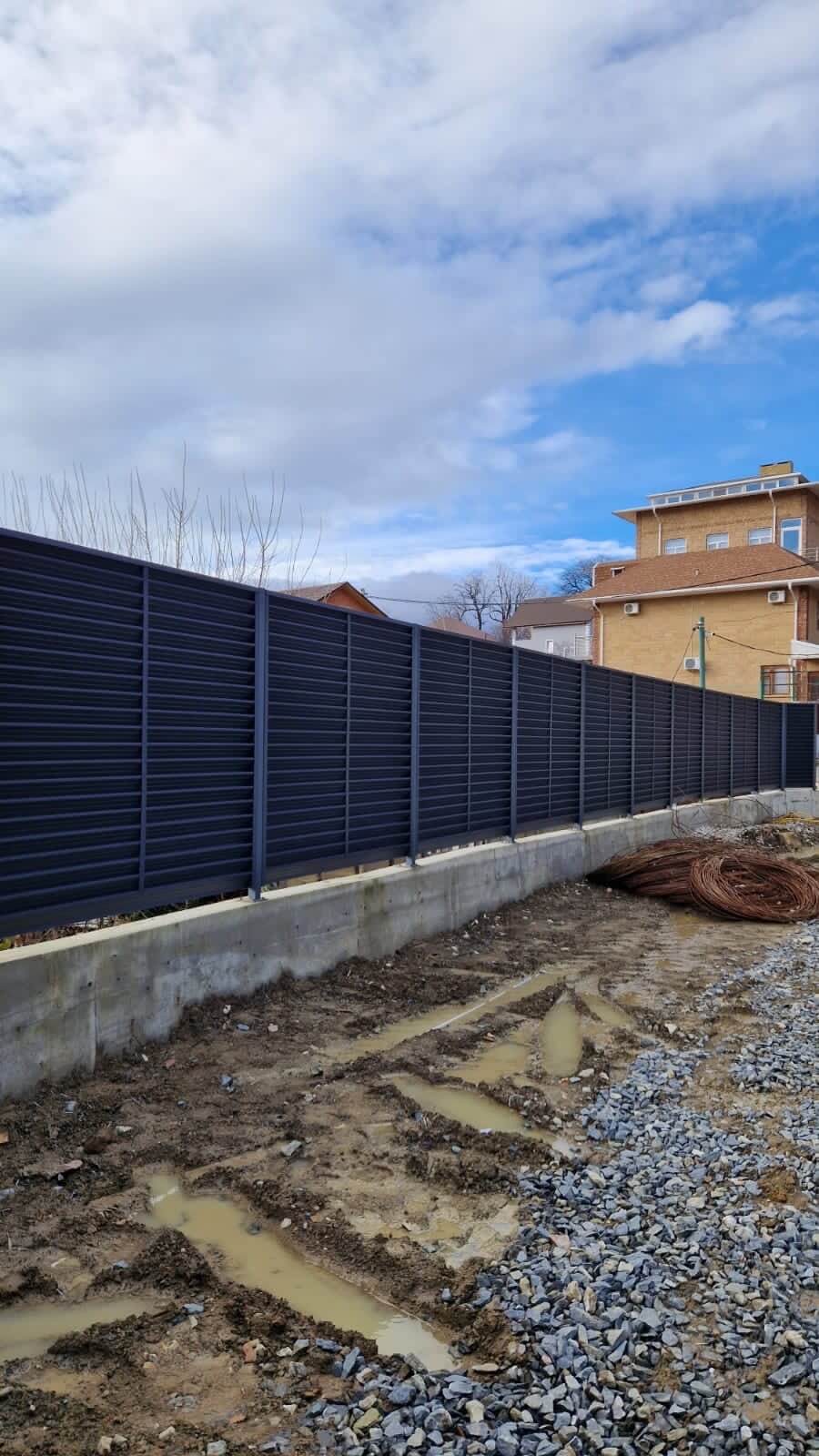 Забор-жалюзи из ламелей ЭКО-Z усиленных 87м RAL7024 Серый Графит матовый фото 6 в Новороссийске