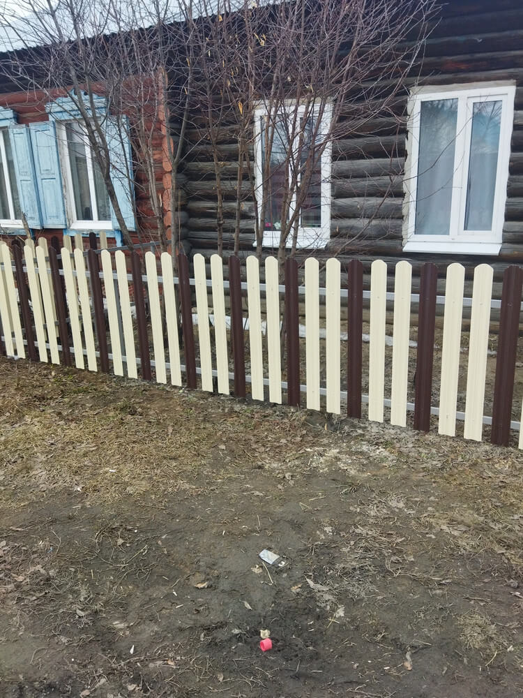Забор из штакетника ЭКО-М 12м RAL1015/1015 Слоновая Кость двусторонний, RAL8017/8017 Шоколад двусторонний в Новороссийске